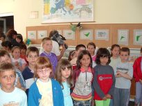 Érdeklődők a tárlat megnyitóján.