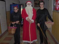 Az iskolába is eljött a Mikulás krampuszaival.