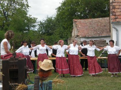 A Baglasi Baráti Kör táncosai