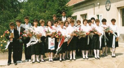 Egyik ballagó osztályával