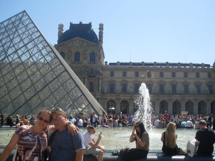Lengyel Petiék a Louvre előtt