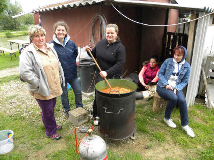 Készül az ebéd a falunapi horgászversenyen