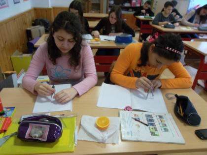 Matematikaórán gyümölcsöket mértek és rajzoltak a nyolcadikosok