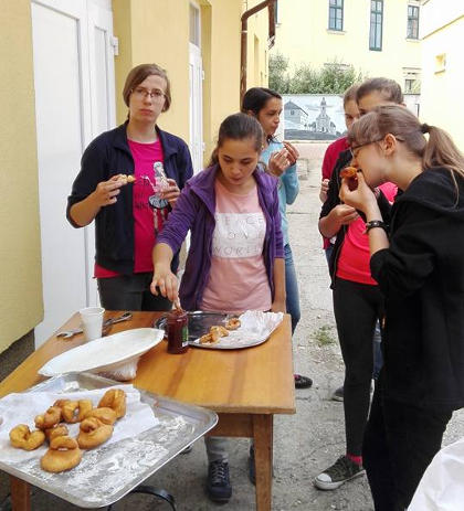 A lányok tesztelik az eredményt