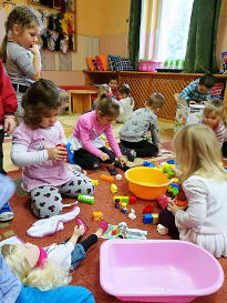 A kicsik már az új játékoknak örülnek